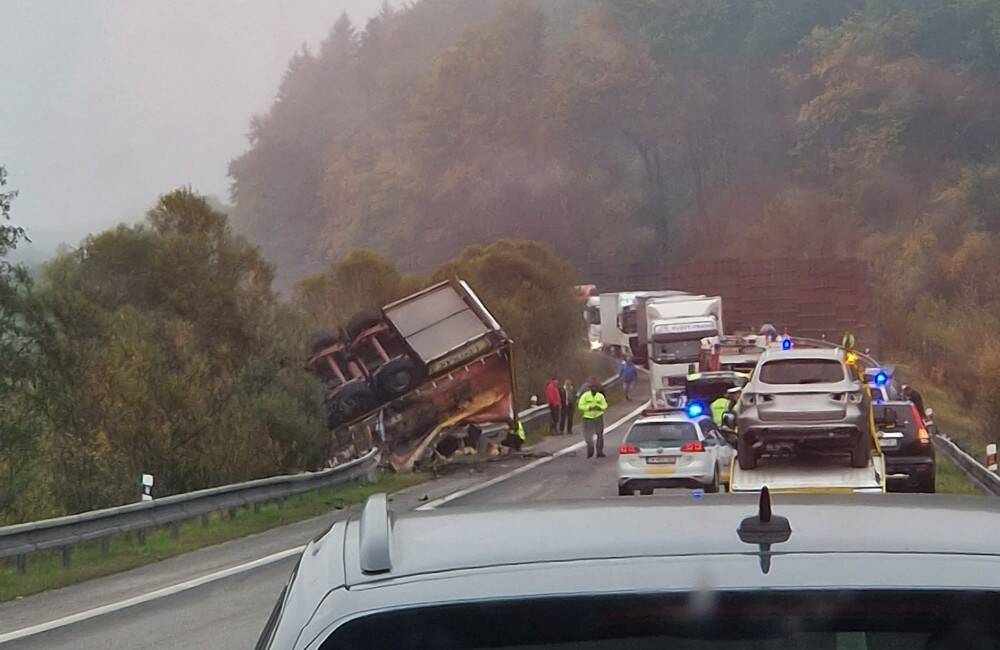 Vážna nehoda na oravskej R3. Kamión ostal prevrátený v priekope, hasiči hlásia zranených