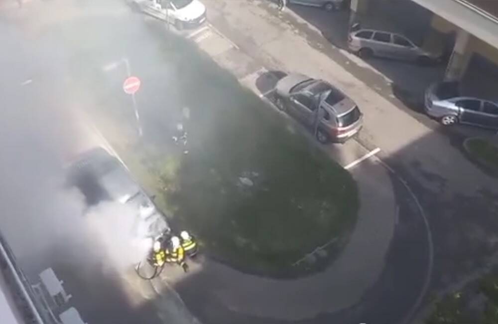 V žilinskej nemocnici horí auto, časť areálu je uzatvorená