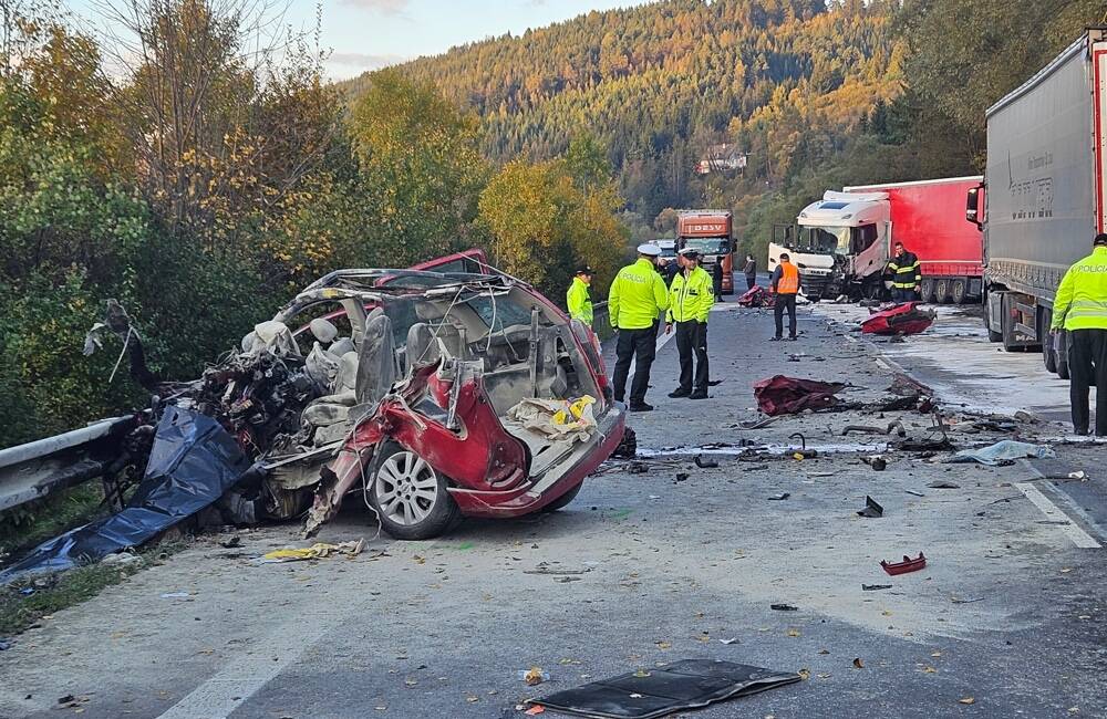 FOTO: Vodič auta dopravnú nehodu na Kysuciach neprežil, kamionista bojuje o život v nemocnici