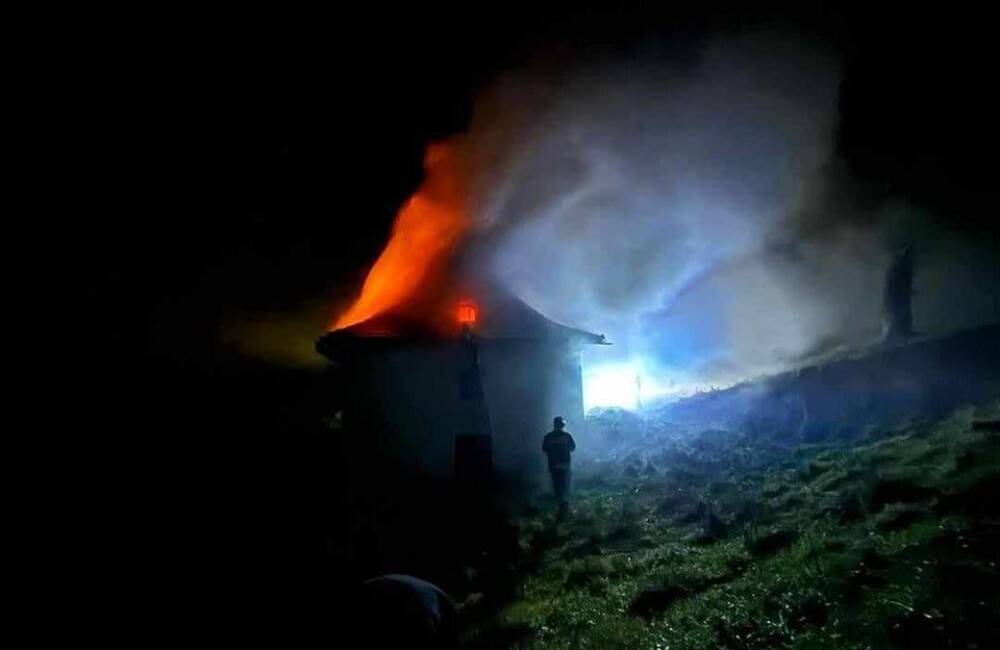 FOTO: Na hrade Sklabiňa v noci horelo, zasahovalo 19 hasičov. Expozície a podujatia sú zrušené