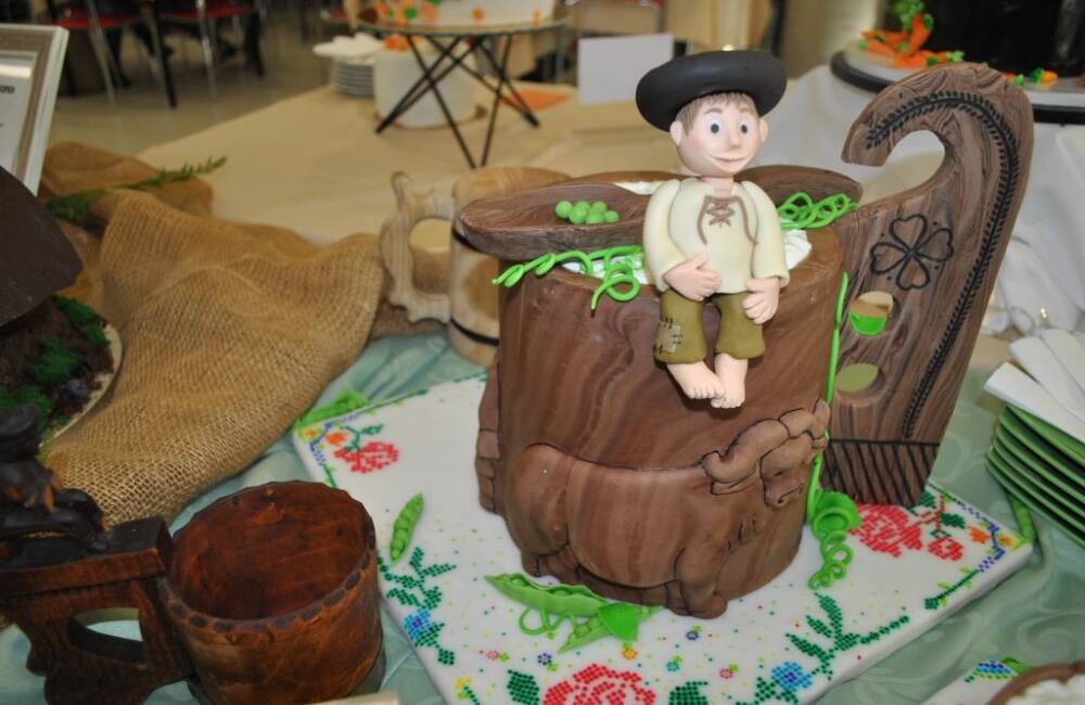 Na tortu v tvare črpáka žinčice posadila Janka Hraška. Študentka z Ružomberka uspela na cukrárskej súťaži