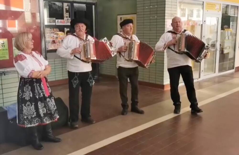 VIDEO: V Žiline zastavil Kulturvlak plný hudby. Na zlepšenie nálady hrali cestujúcim heligonkári spod Kľaku