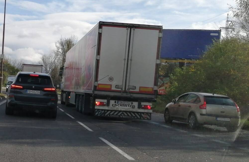 Križovatku na Košickej zapchali vozidlá, kolóny zhoršujú cestári pod Strečnom