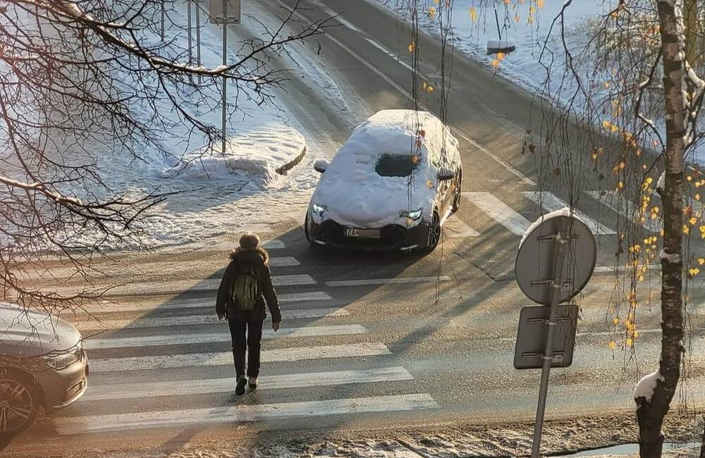 Na cesty opäť vyrážajú autá, ktoré nie sú očistené od snehu a používajú nesprávne osvetlenie