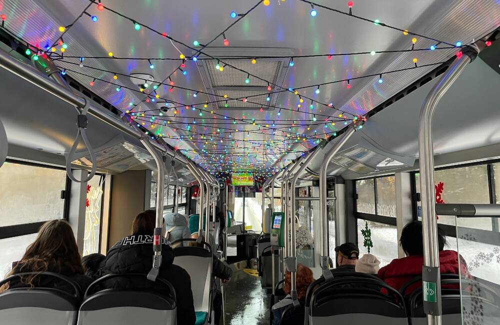 Farebné svetielka aj koledy: Kadiaľ bude jazdiť vianočný trolejbus v nasledujúce dni?