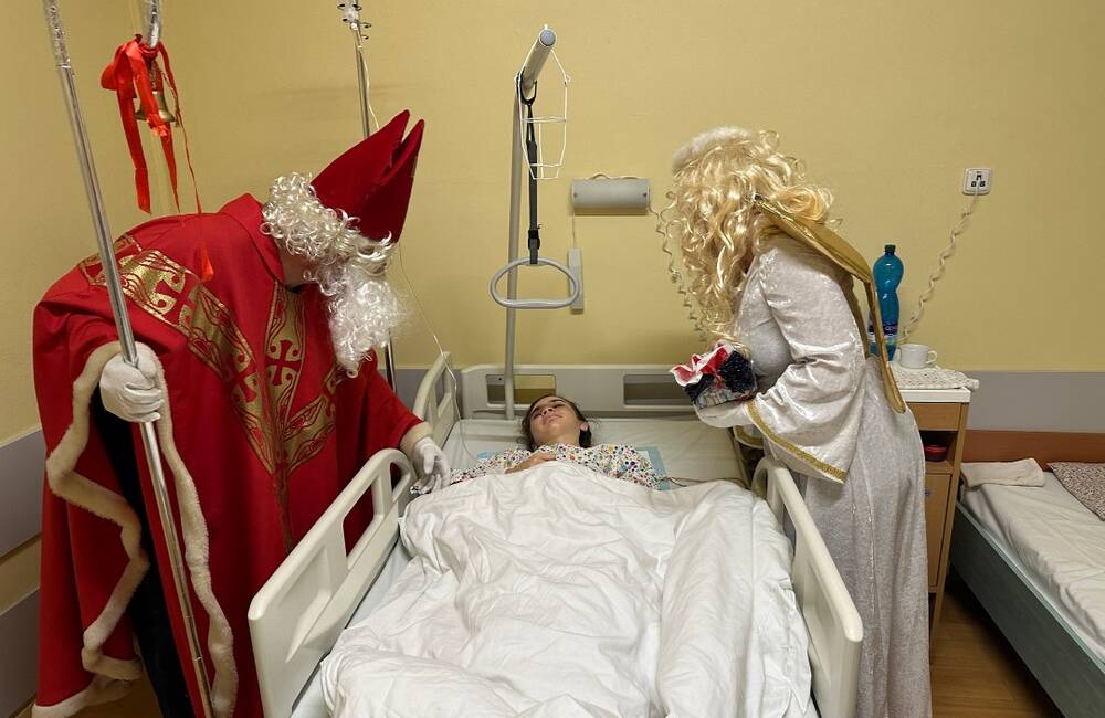 FOTO: Mikuláš nezabudol ani na deti v žilinskej nemocnici. Malí pacienti mu spievali aj recitovali