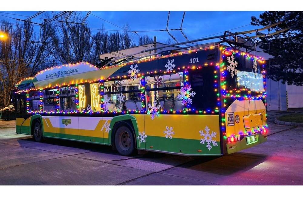 Nestihli ste jazdu vo vianočnom trolejbuse? Tento týždeň vyrazí aj do žilinských mestských častí 