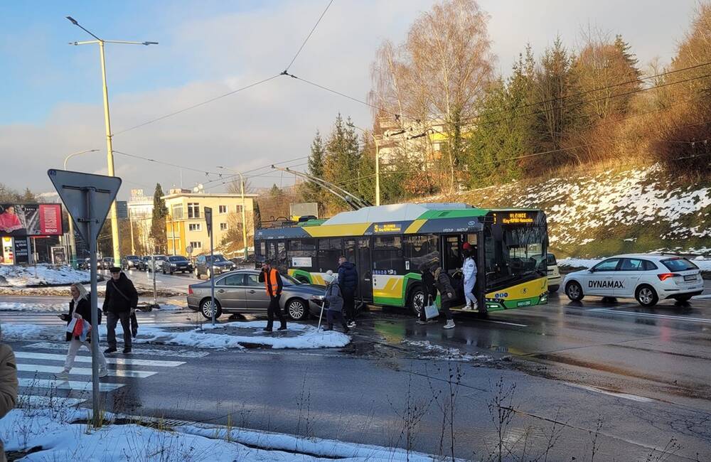 Na frekventovanom ťahu v Žiline sa zrazilo auto s trolejbusom, niektoré linky MHD meškajú