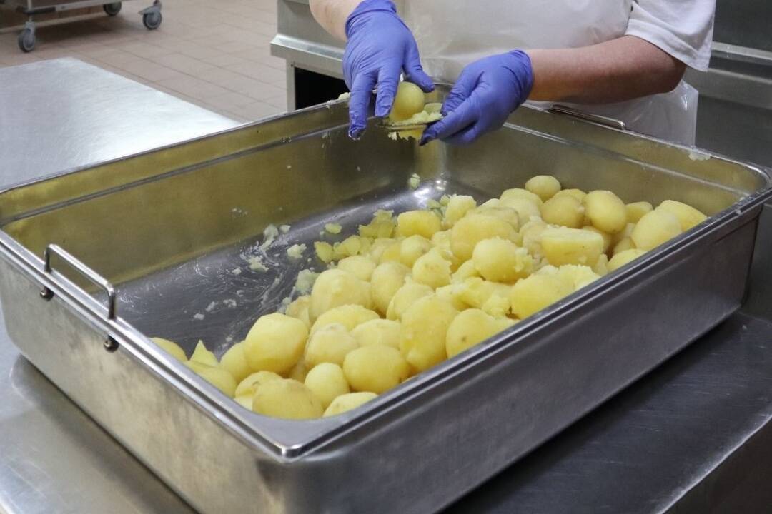 Ako slávili Vianoce pacienti v žilinskej nemocnici? Pripravili im 100 kíl zemiakového šalátu
