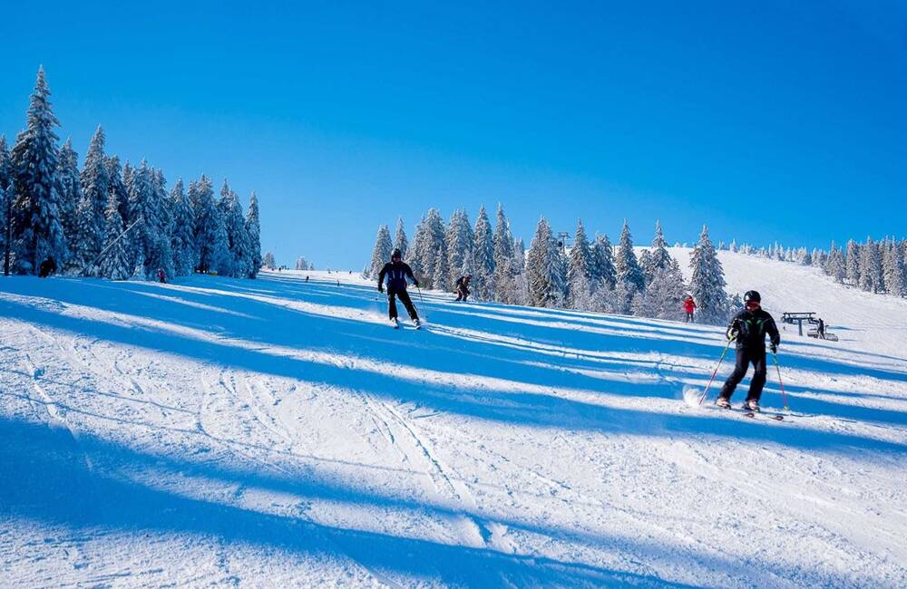 PREHĽAD: Po Vianociach sa ceny skipasov dvihli. Sezónu otvorili už aj menšie lyžiarske strediská