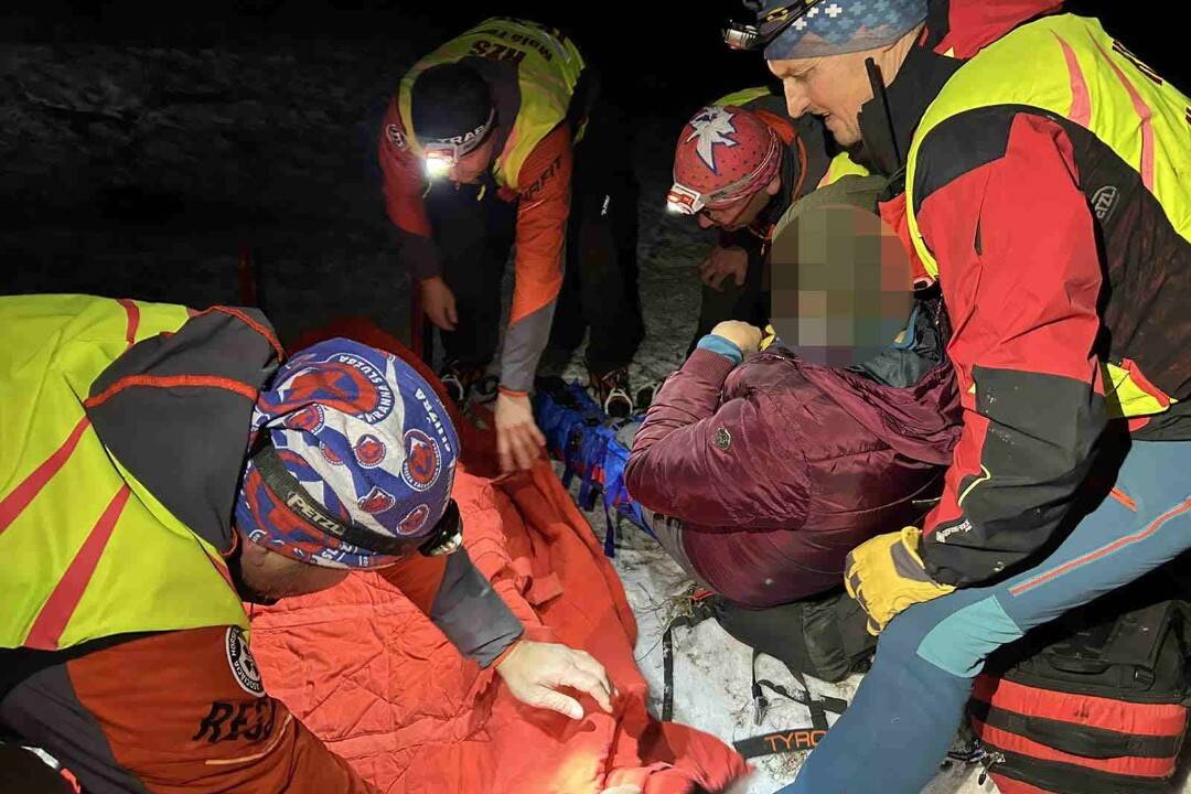 Turista sa zranil pri zostupe do Vrátnej doliny, pomohli mu horskí záchranári