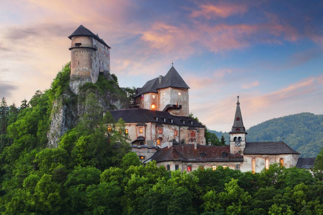 Oravský hrad navštívilo minulý rok cez 160-tisíc ľudí, Hrad Strečno sa vyšplhal takmer na 46-tisíc