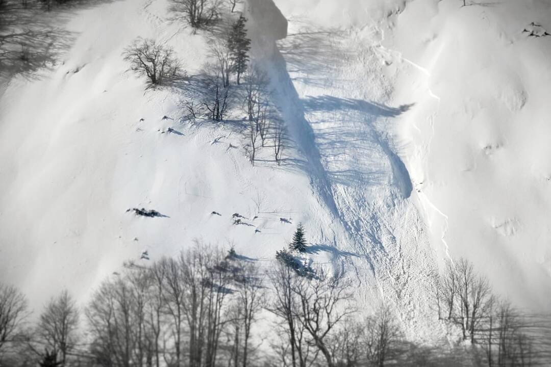 Pád lavíny vo Veľkej Fatre skončil tragicky. Zasypaný lyžiar zraneniam podľahol