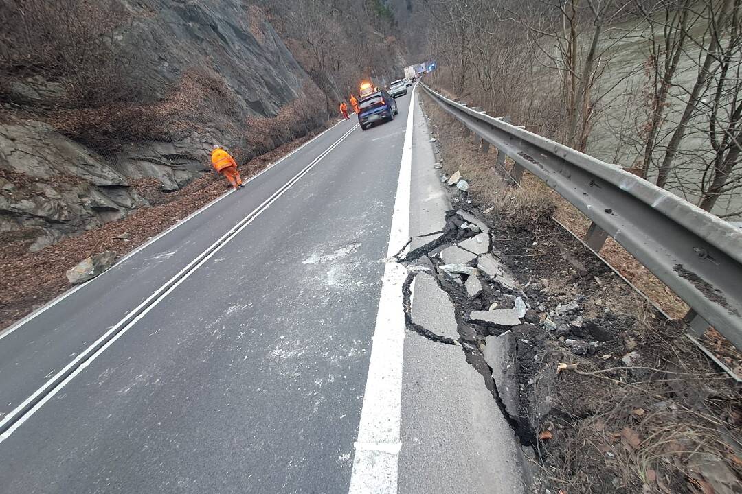 Padajúce skaly na ceste pod Strečnom poškodili vozovku. V danom úseku upravia rýchlosť