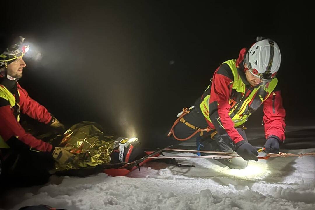 Skialpinista sa zranil na Veľkej Rači, horskí záchranári ho museli vytiahnuť naspäť na hrebeň