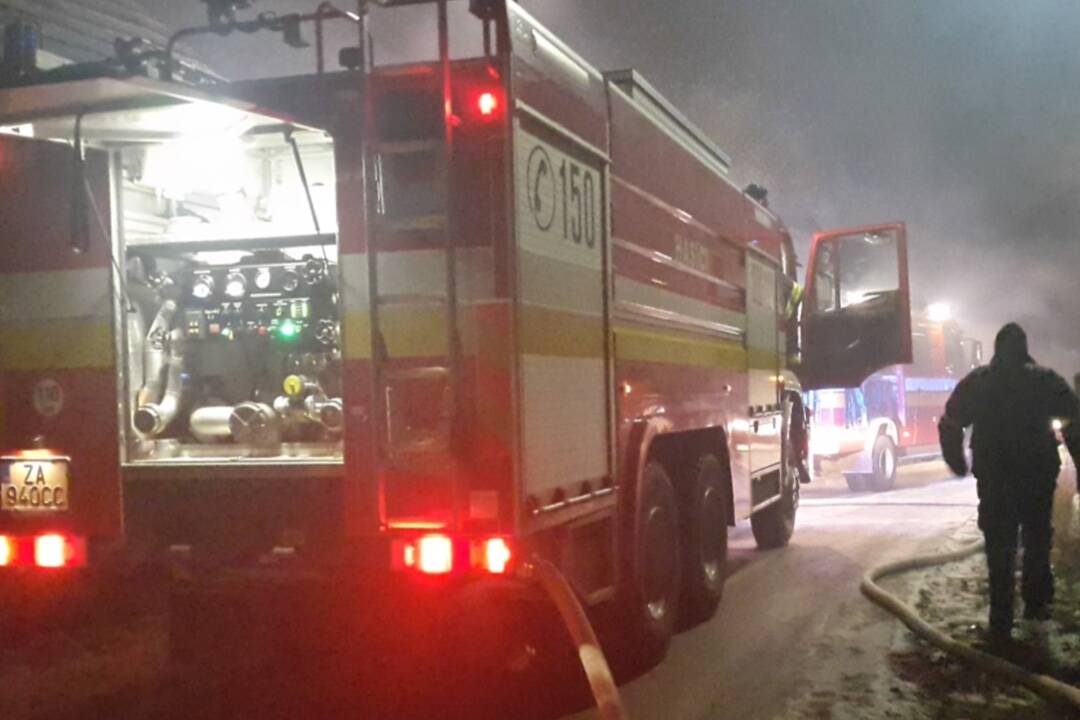 Vo výrobnej hale na Kysuciach vypukol požiar. Zamestnancov evakuovali z budovy