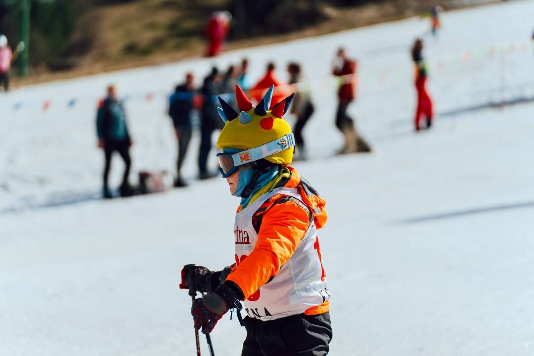 FOTO: Vo Vrátnej dnes pretekali najmenší lyžiari a snowboardisti. Jánošíkova valaštička sa konala už 64-krát