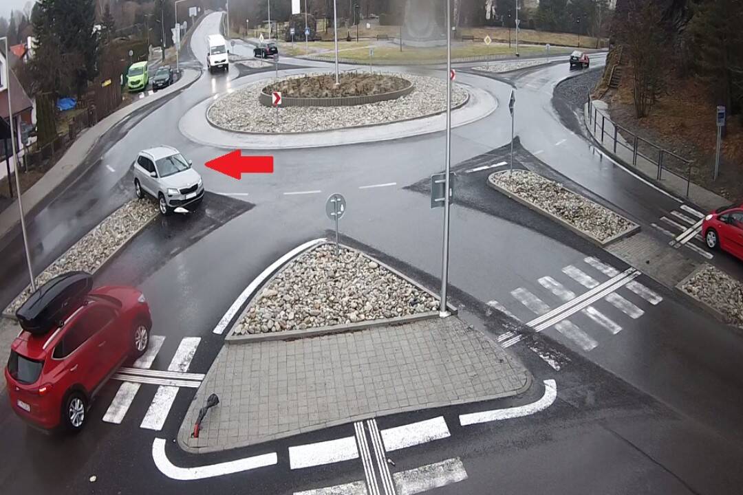 Vodič na Liptove zrámoval značku na kruhovom objazde, potom z miesta ušiel. Hľadá ho polícia