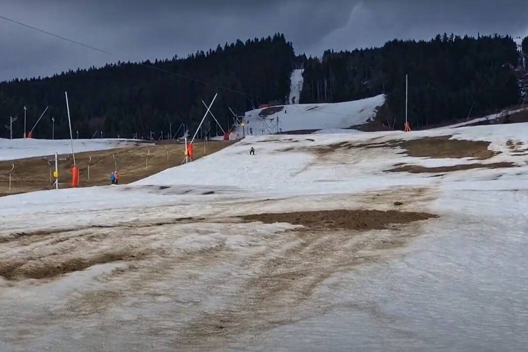 VIDEO: Odhodlaných lyžiarov neodrádza ani jazda po blate. Kde v Žilinskom kraji sa ešte lyžuje?