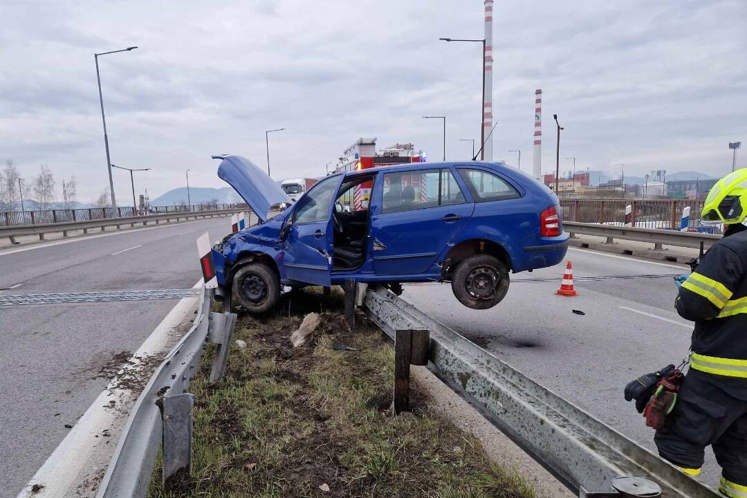 FOTO: Na ceste v Žiline skončilo auto na zvodidlách. Nehoda spôsobila rozsiahle kolóny