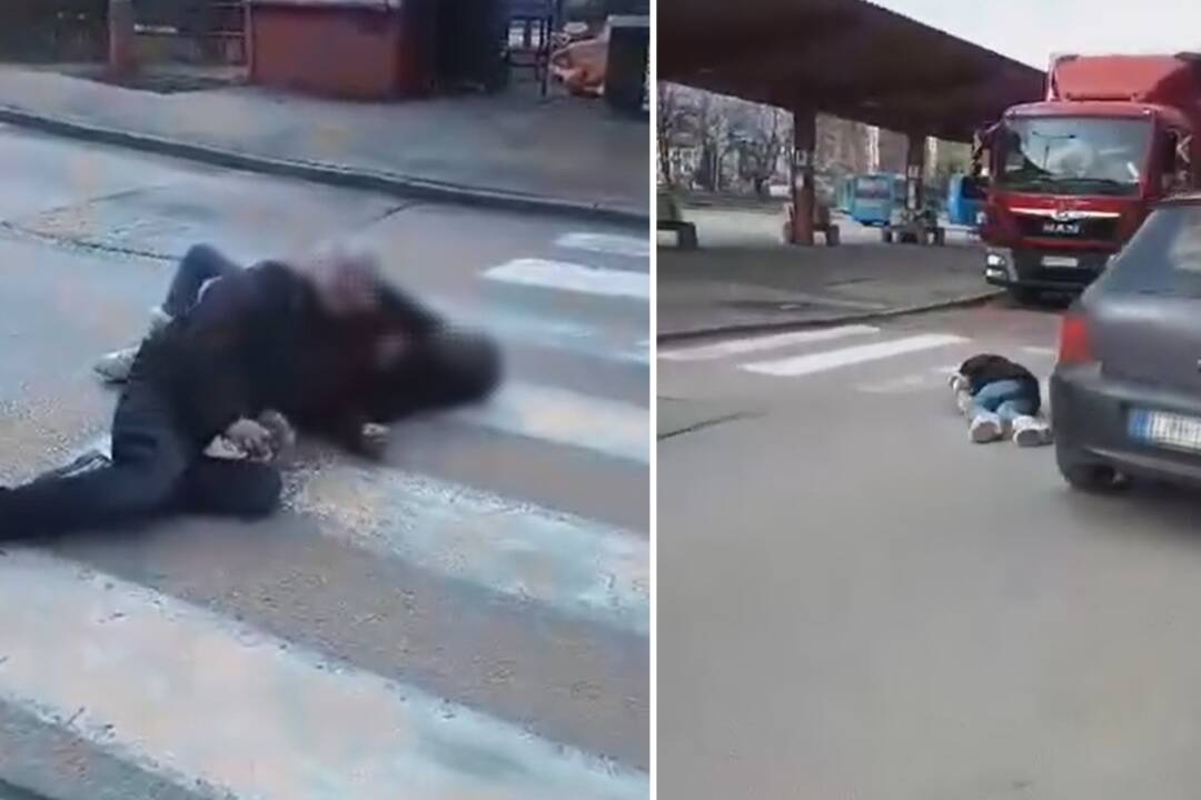 VIDEO: Na ceste v Ružomberku ležali dvaja ľudia, autá ich obchádzali. Pomohol až kamionista