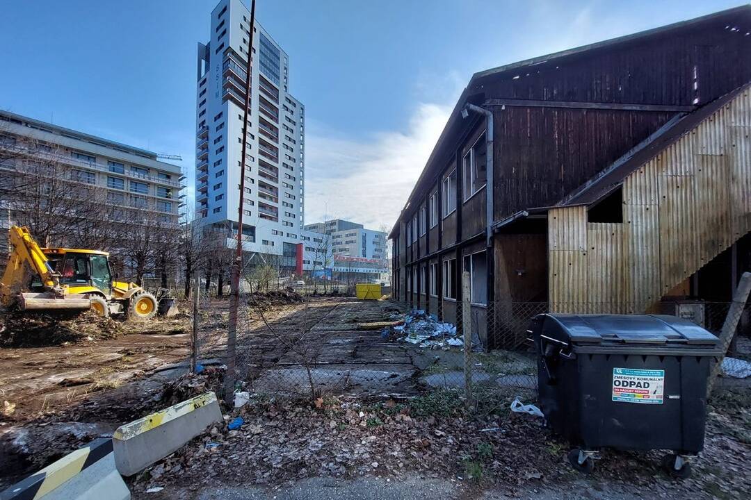 FOTO: Chátrajúcu budovu pri internátoch v Žiline by mala nahradiť nová stavba. Odstraňujú aj odpad