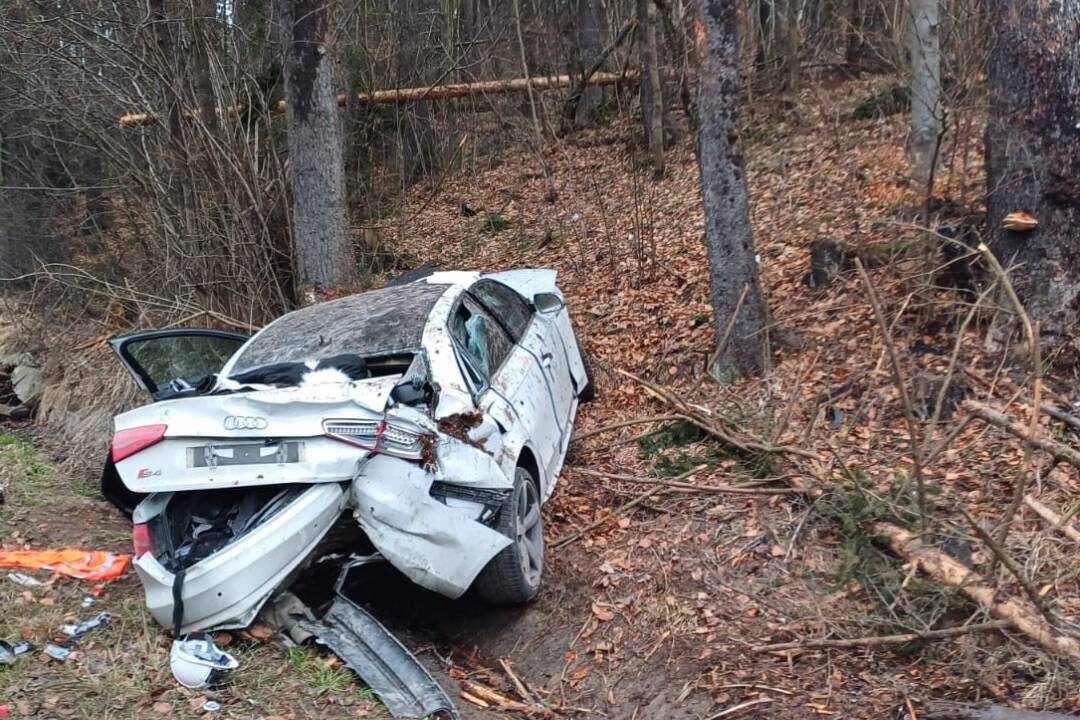 Po nehode na Orave ostalo auto úplne zdemolované. Vodič so spolujazdkyňou sú v nemocnici