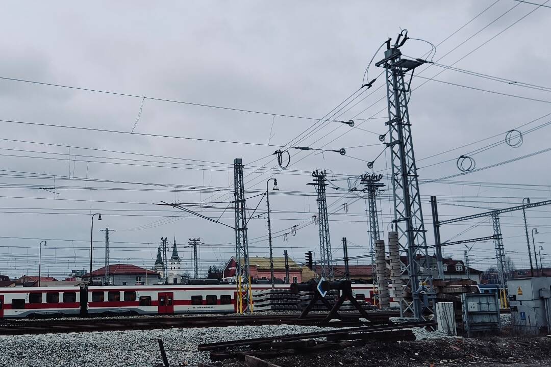 Zo železničnej trate v Žiline ukradli 300 metrov káblu. Spôsobili tým obrovské meškania vlakov