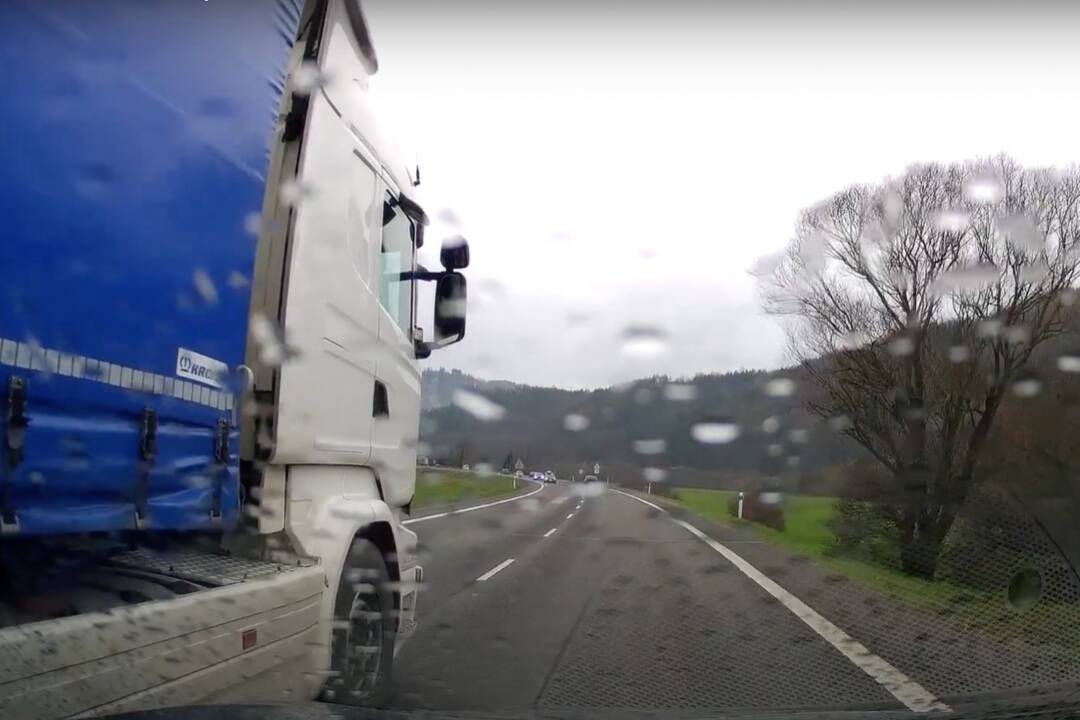 VIDEO: Kamionista nebezpečne predbiehal na ceste do Žiliny. Nakoniec ostal stáť v kolóne