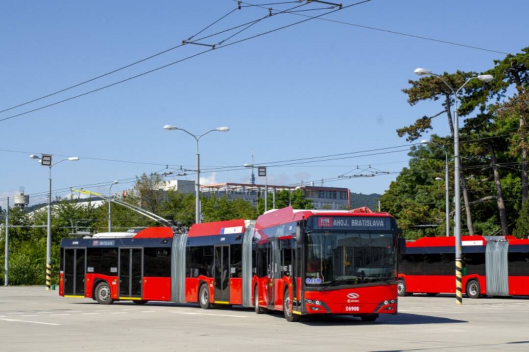 Po žilinských cestách bude zadarmo jazdiť nový trolejbus. Dopravca si ho požičal z Bratislavy