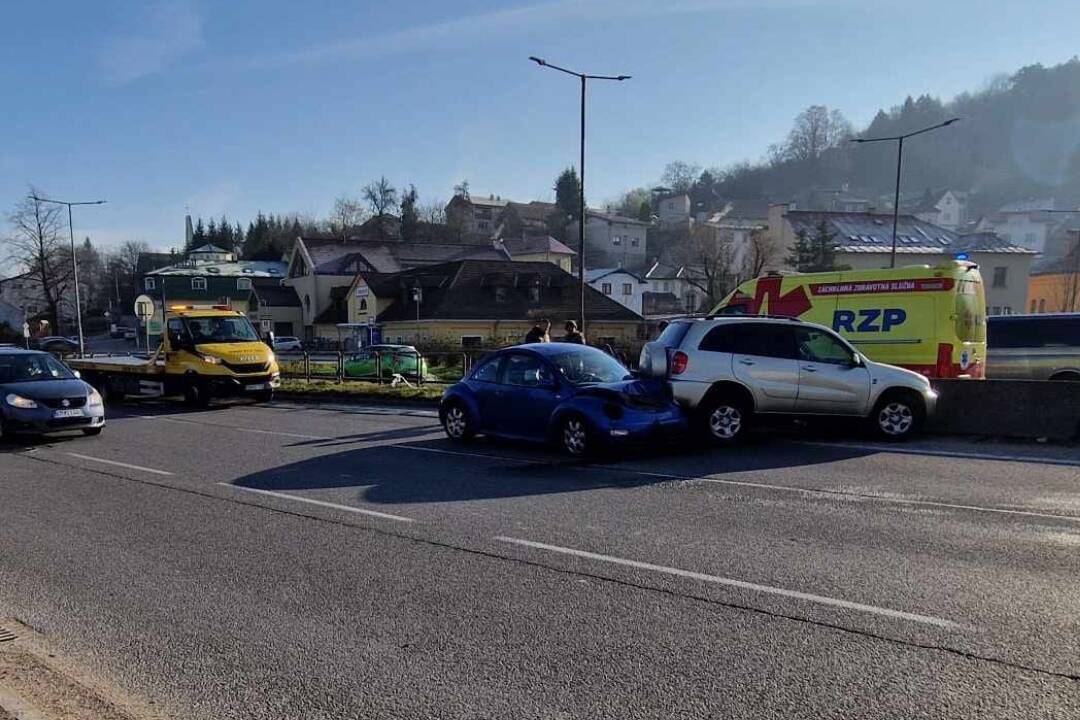 V Budatíne sa zrazili dve autá, ďalšie zachytil kamión. Hasiči hlásia zranených (FOTO)
