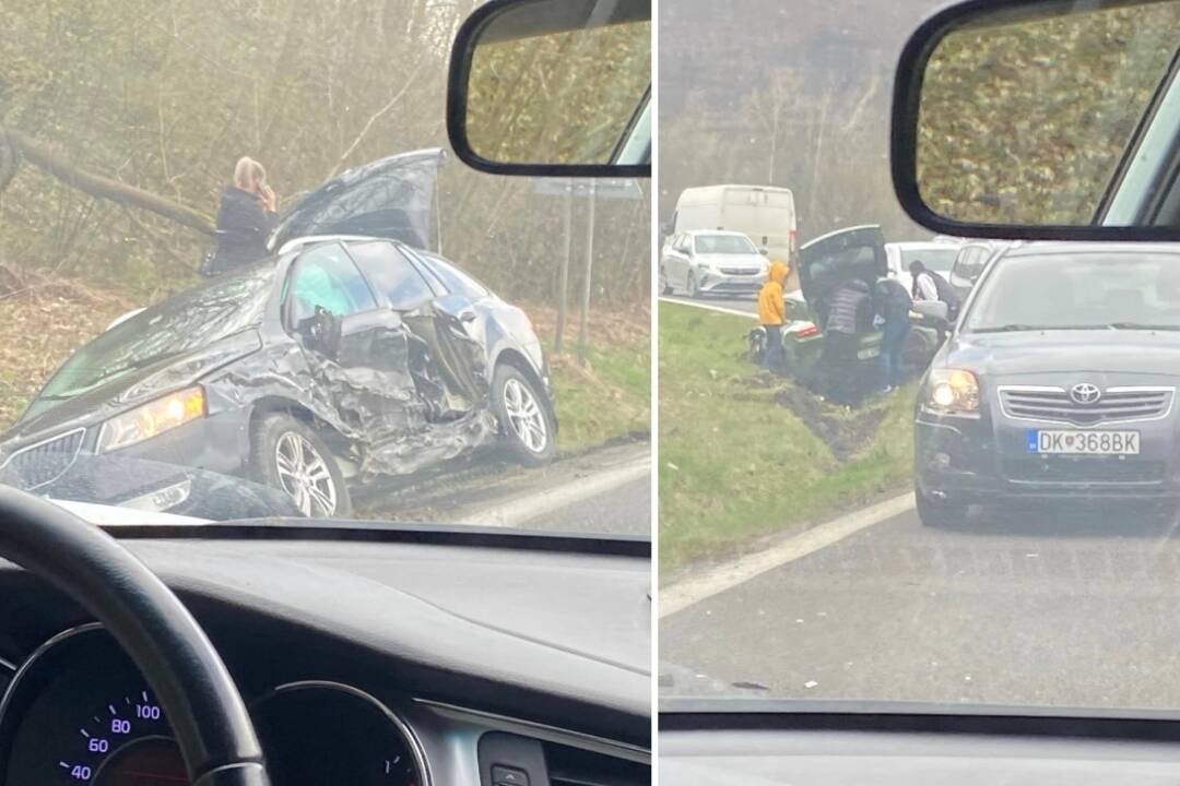Poškodené vozidlo skončilo po nehode v priekope pri hlavnom ťahu cez Oravu
