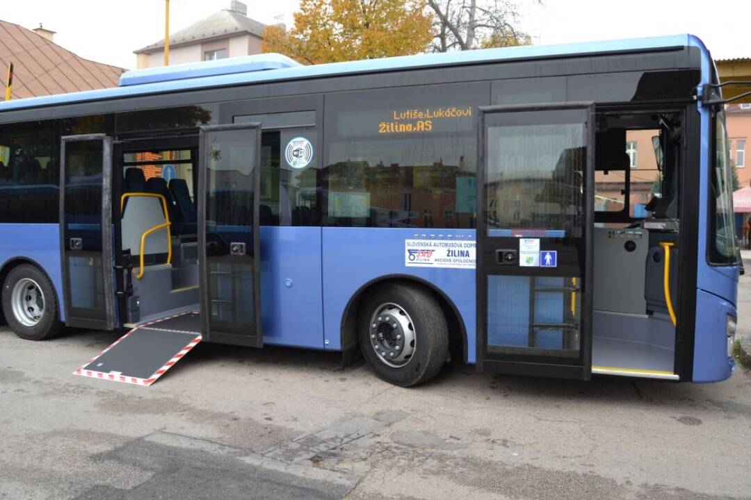 Cestujúci, pozor! Medzimestské autobusy v okolí Žiliny majú hodinové meškania