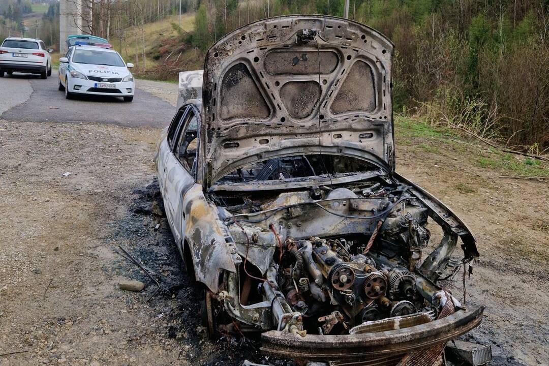 FOTO: V kysuckej obci zhorelo auto do tla za záhadných okolností. Vyšetruje ich polícia