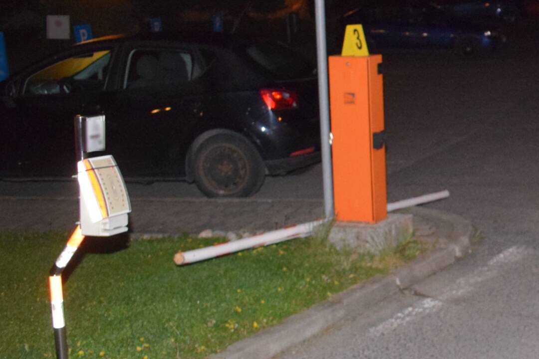 FOTO: Zrámovala auto, lampu aj parkovaciu rampu. Na Liptove chytili poriadne opitú vodičku