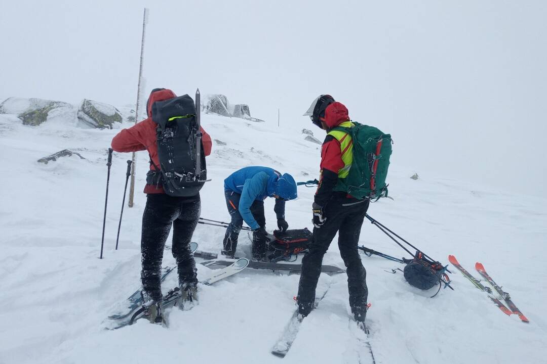 Českí skialpinisti uviazli na hrebeni Nízkych Tatier. Záchranári ich našli vďaka GPS