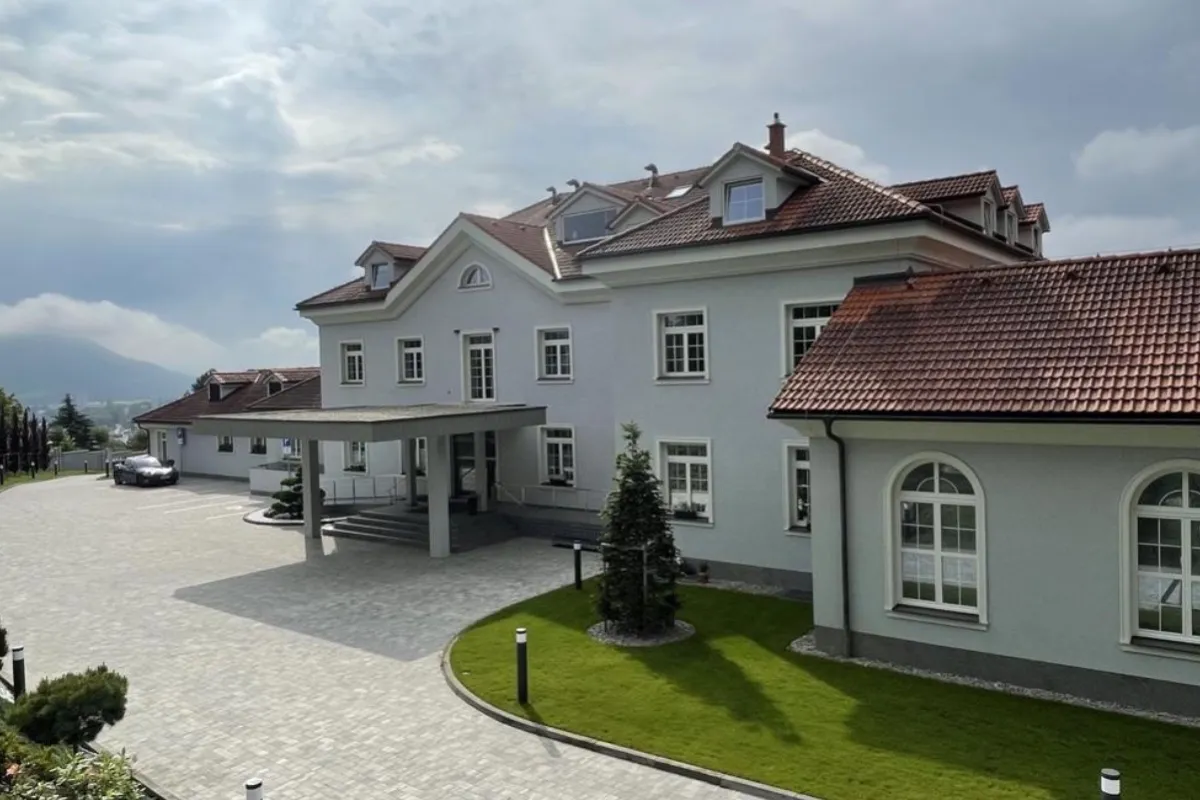 Luxusný rezort Petra Sagana hľadá posily. Uchádzačov láka na plat a mnohé benefity