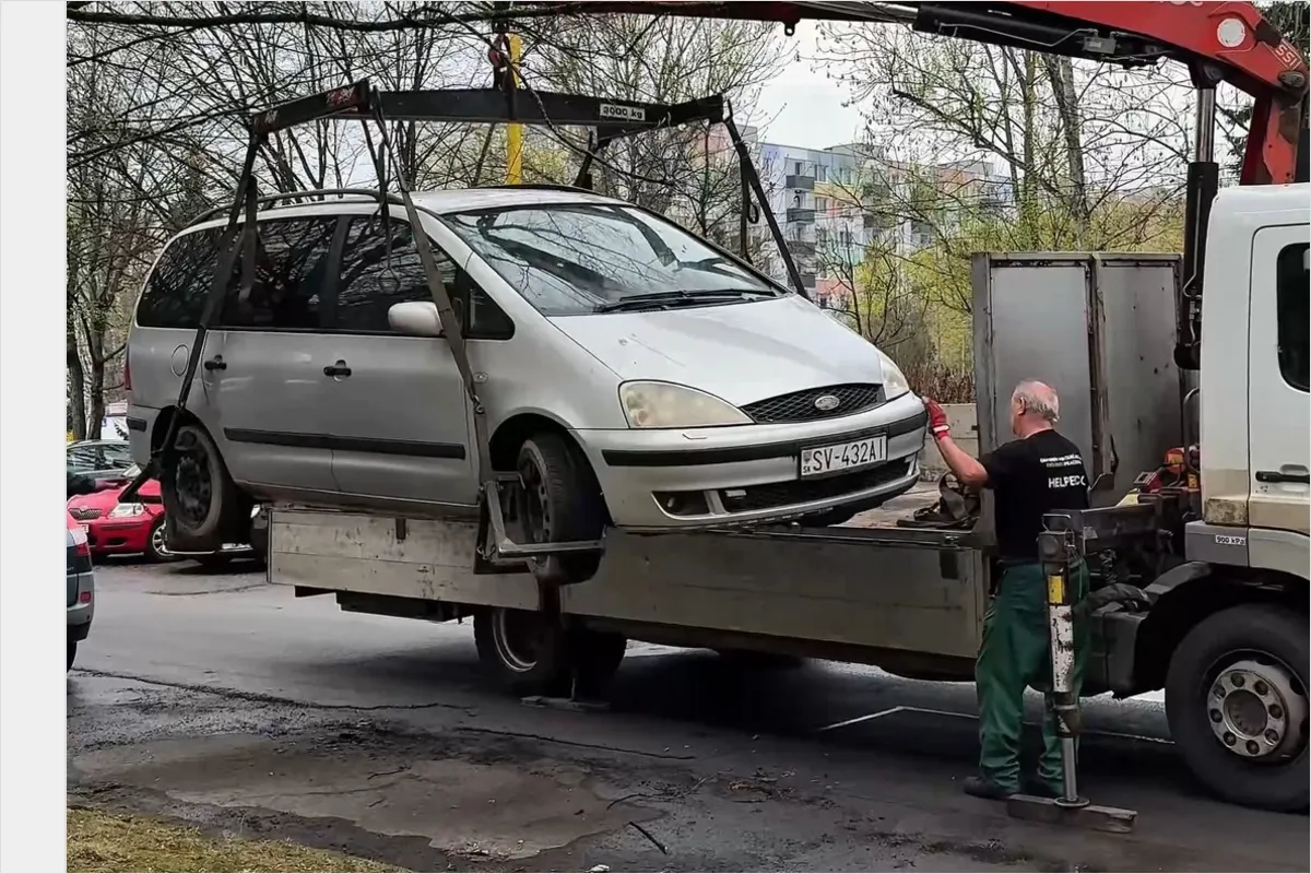VIDEO: Majiteľ nereagoval, jeho auto skončilo na šrote. Žilina odstránila spolu už 551 vrakov