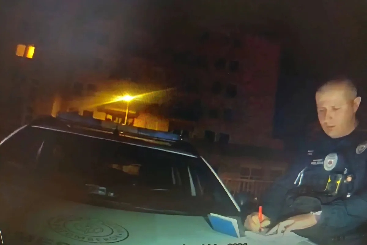 Na podozrivého muža, ktorý sa v noci pohyboval okolo domov s baterkou, zavolali políciu. Výsledok bol prekvapivý