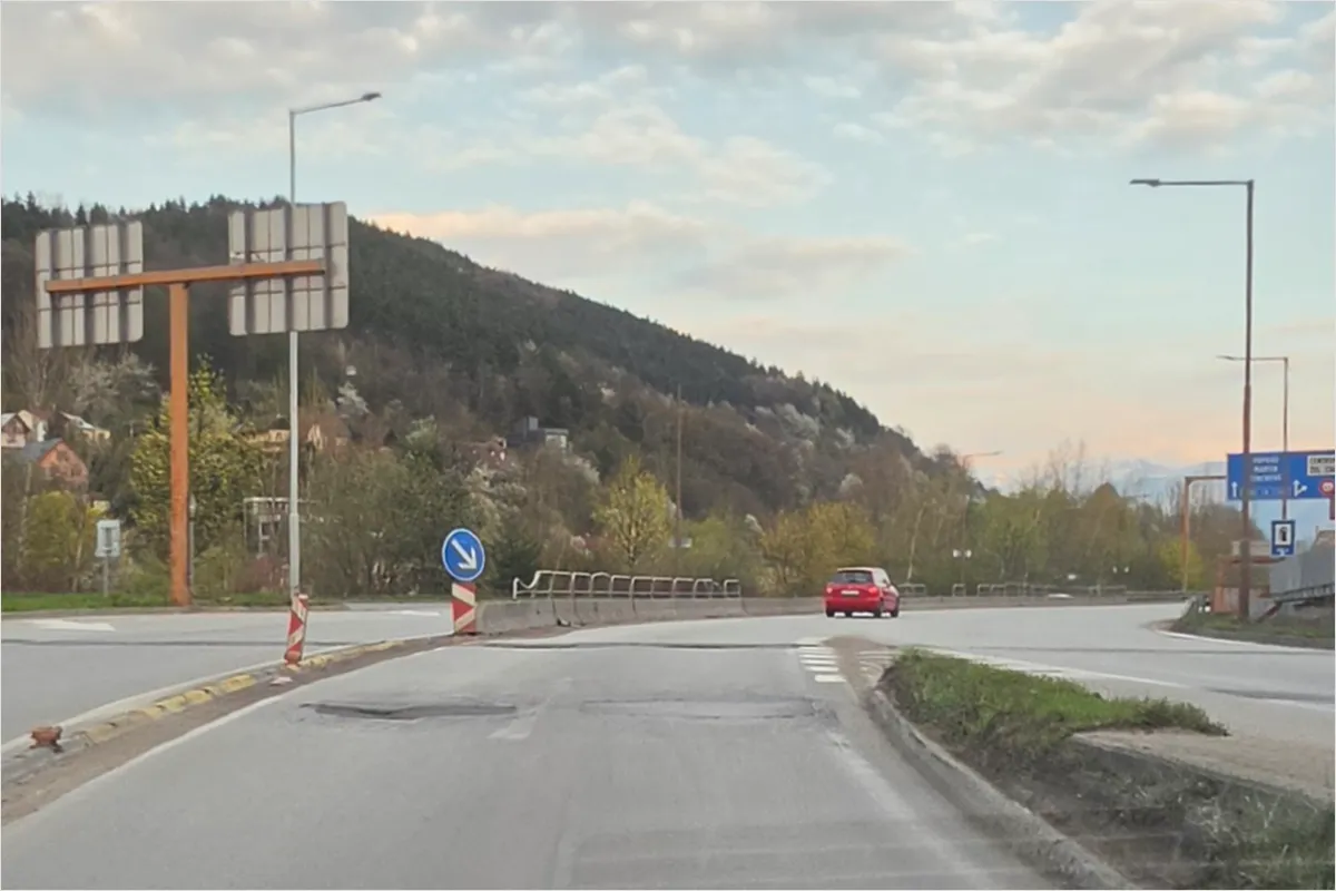 Hrozí rozseknutie pneumatiky aj zlomenie disku: Vodiči upozorňujú na nebezpečné jamy na Ľavobrežnej