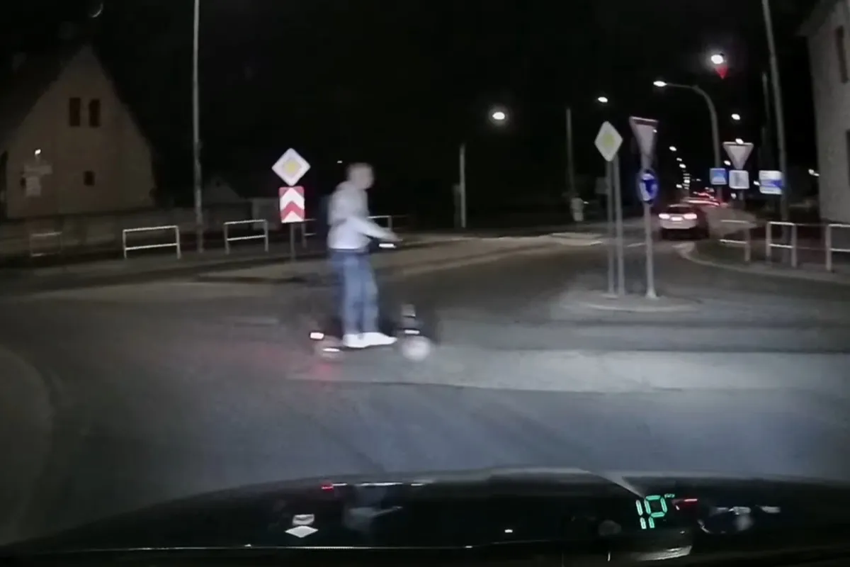 VIDEO: Kolobežkár jazdil v protismere na kruhovom objazde na Orave. Robí to pravidelne, tvrdia vodiči