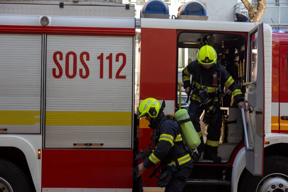 Pri požiari živého plota na Kysuciach sa zranil človek, utrpel popáleniny. Plamene preskočili na balkón