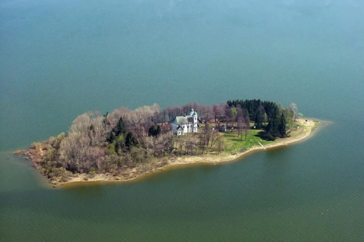 Slanický ostrov umenia vstupuje do letnej sezóny s novinkou. Prvýkrát môžete prebádať aj jeho západnú časť
