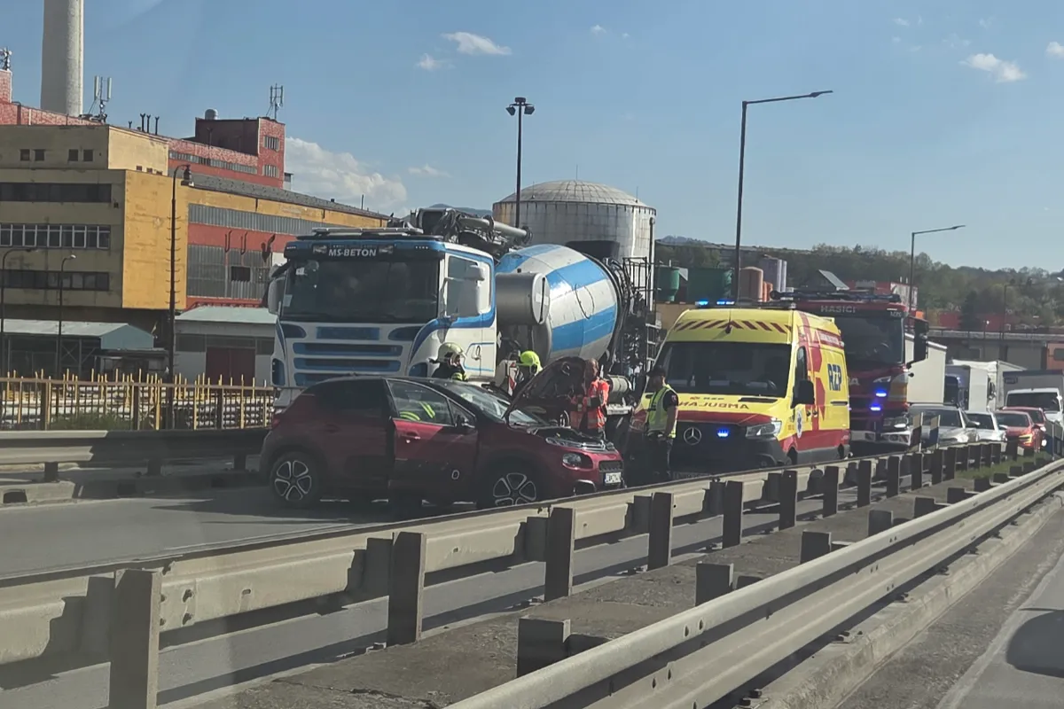 Pri križovatke na Košickej sa zrazilo nákladné a osobné auto. Úsek je zablokovaný, vodiči zmätkujú