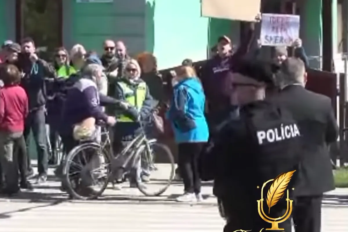 VIDEO: Návšteva premiéra na Liptove vyvolala vášne. Do skupiny, ktorá kričala na Fica, narazil senior s bicyklom