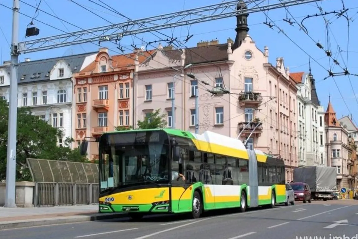 Žilinské trolejbusy ostali stáť uprostred cesty, pasažieri museli vystúpiť. Na sídlisku sa malo roztrhnúť vedenie