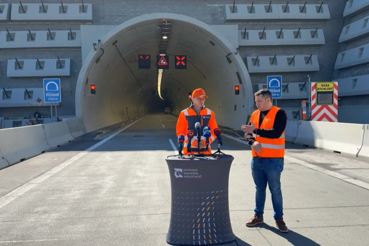 Uzávera Višňového začala nešťastne. Pod Strečnom sa do hodiny stala nehoda, cestu blokovalo aj odstavené auto