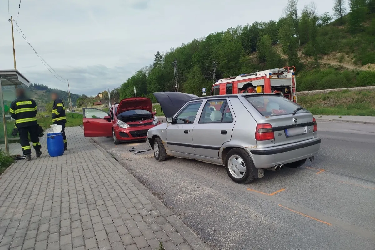 Na Kysuciach hľadajú svedkov čelnej zrážky. Auto pri obiehaní nabúralo do vozidla odstaveného na zastávke