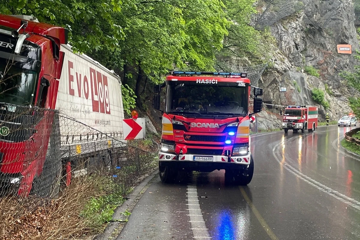 FOTO: Na ceste pod Strečnom sa zrazili dva kamióny. Poškodené sú aj záchytné siete pod bralom