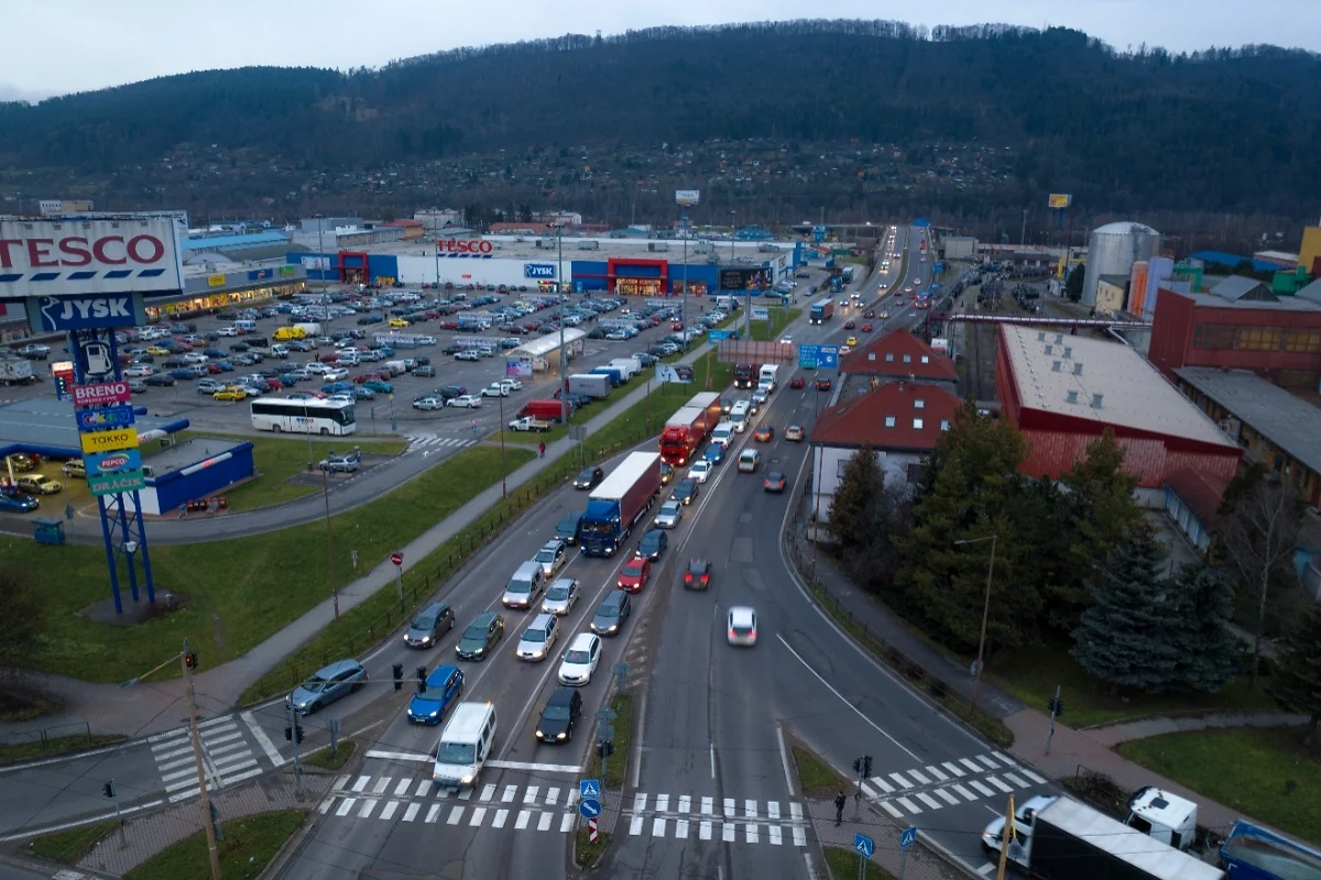 Tunel Višňové nepomohol, väčšina kamiónov jazdí naďalej cez Žilinu. Zakážu im prejazd?